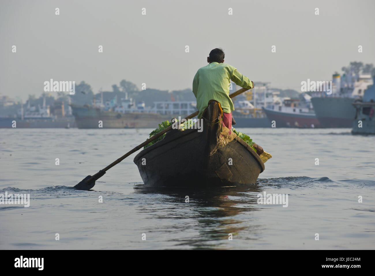 Oar boot nel trafficato porto di Dhaka, Bangladesh, Asia Foto Stock