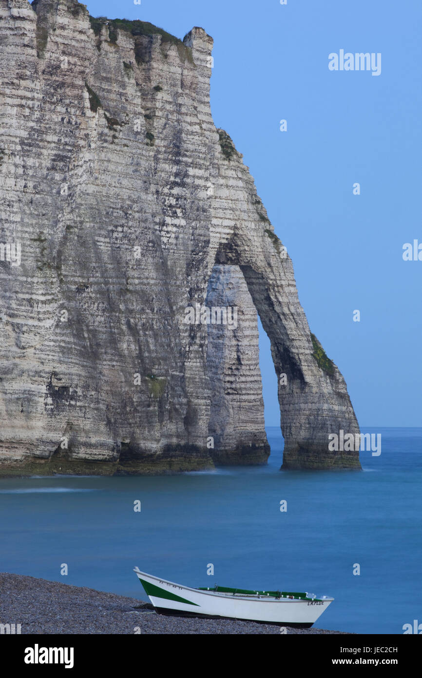 Francia, Normandia, Etretat, la pesca in barca sulla spiaggia al tramonto, Foto Stock