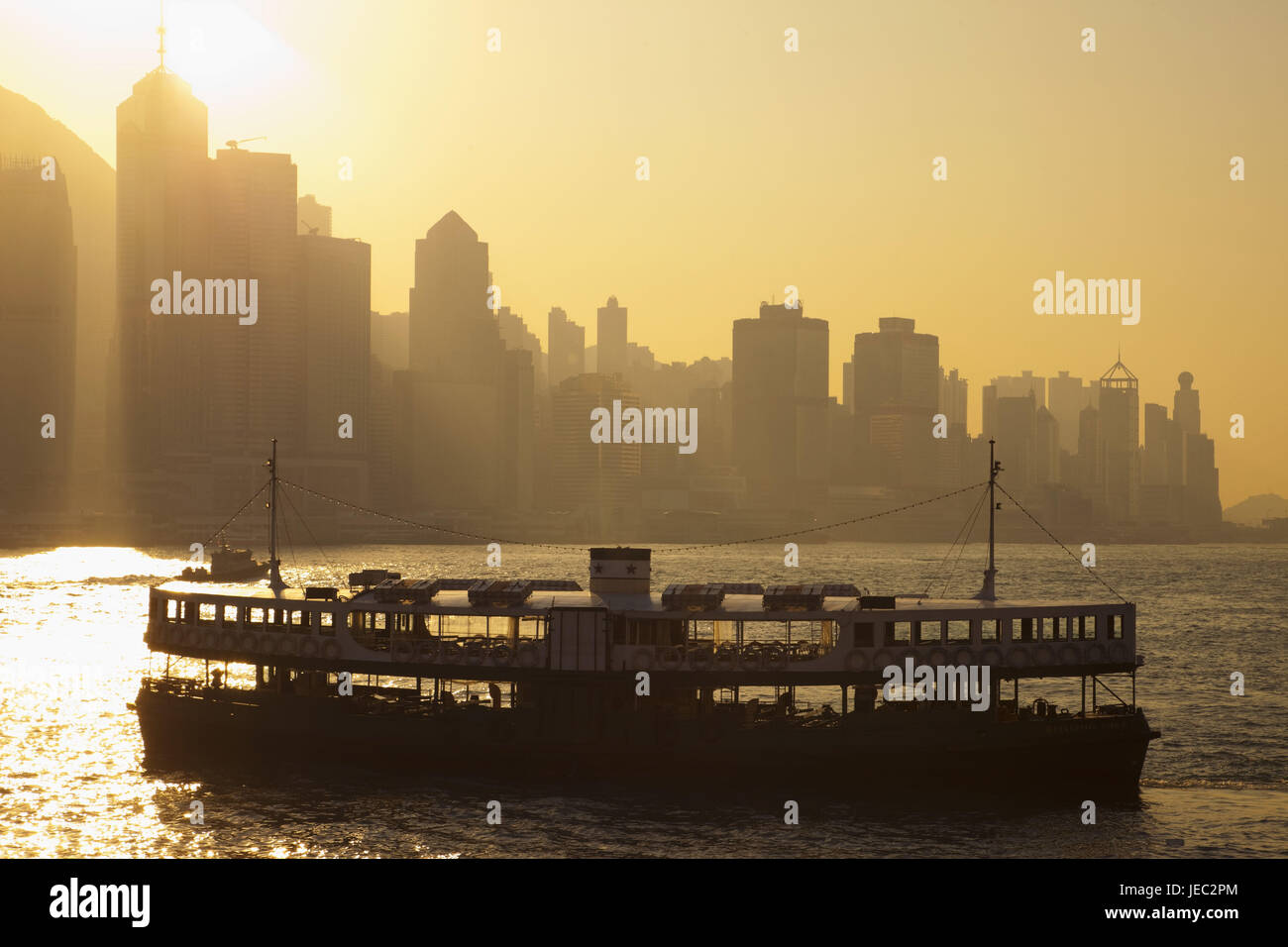 Cina, Hong Kong, glaucoma Ferry e skyline con lo spuntar del giorno, Foto Stock