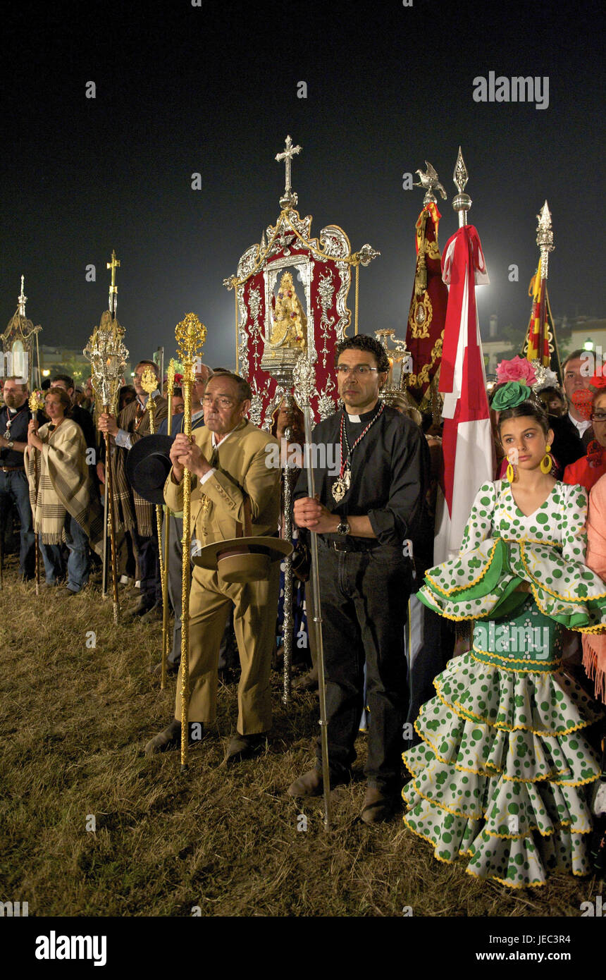 Spagna, Andalusia, El Rocio, Romeria, processione con standard di notte, Foto Stock