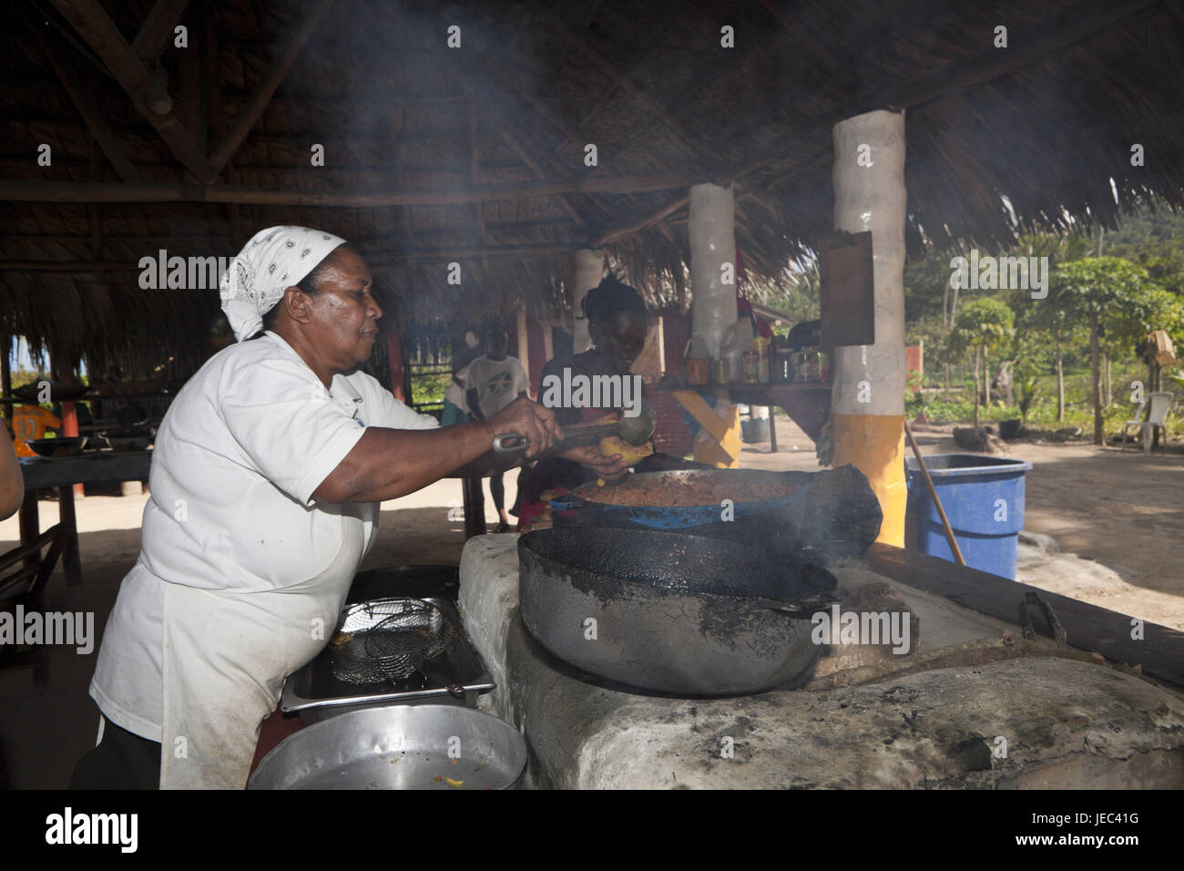 Ristorante sulla spiaggia di Playa Rincon con lettura Galeras, penisola di Samana Repubblica Dominicana, Foto Stock