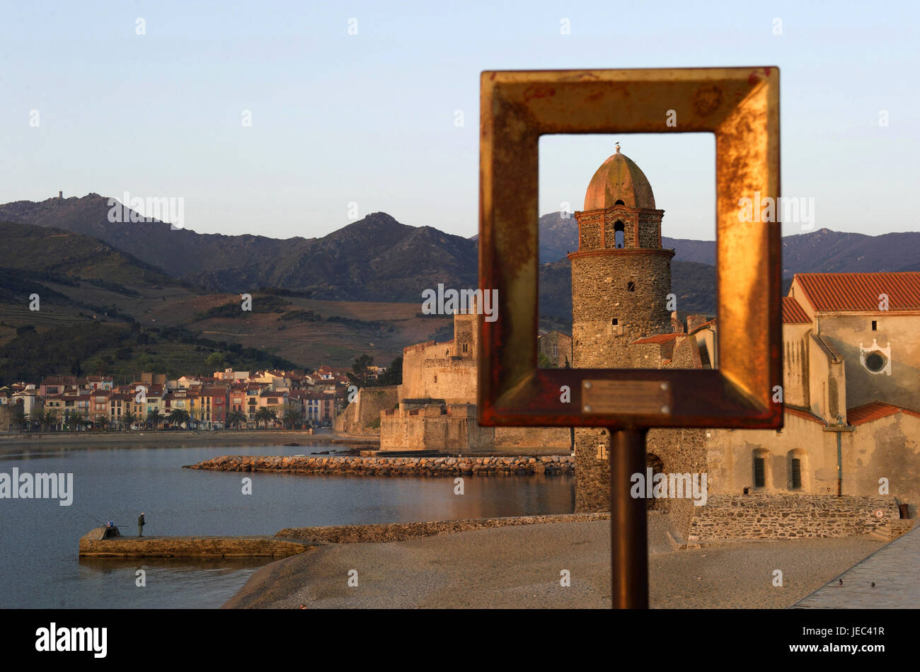 L'Europa, Francia, Collioure, Château Royal e Notre-Dames des Anges, Europa, France, Languedoc-Roussillon, Collioure, Dipartimento di Pyrénées-East ale, tag immagine a colori, persona in background, il pescatore, cattura, architettura, costruzione, struttura, strutture, blocco serrature, cultura tradizionale, acque, acqua mare, mare Mediterraneo, paesaggi, paesaggi, costa, paesaggi costieri, paesaggi costieri, coste, oceano, oceani, geografia, viaggio, destinazione destinazione per le vacanze, turismo, turismo, parrocchia, parrocchie, luogo, Luoghi, città, cittadine, vista città, città viste, sky, shore, King's Castle, castello, Foto Stock