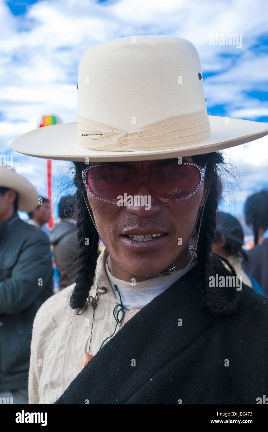 Tradizionalmente vestito uomo al festival delle tribù in Gerze nell ovest del Tibet, Asia Foto Stock