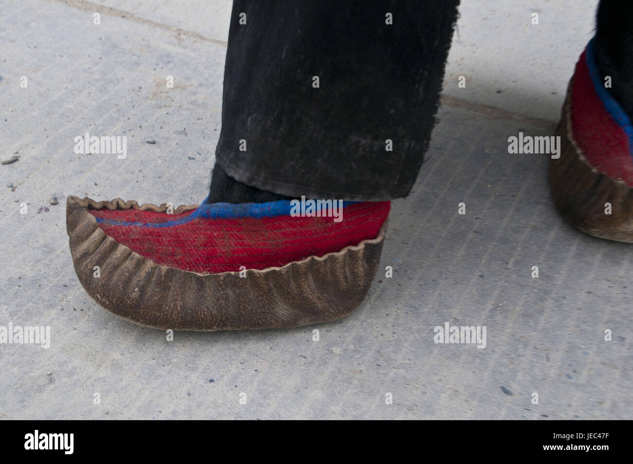 Vista dettagliata della tradizionale tibetanischen scarpe nel regno Guge, Westtibet, Asia Foto Stock