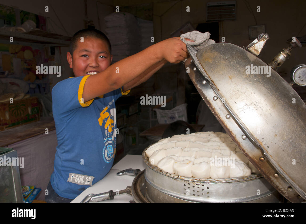 Ragazzo cuochi cinese tradizionale piatto, Lhasa, in Tibet, Asia Foto Stock