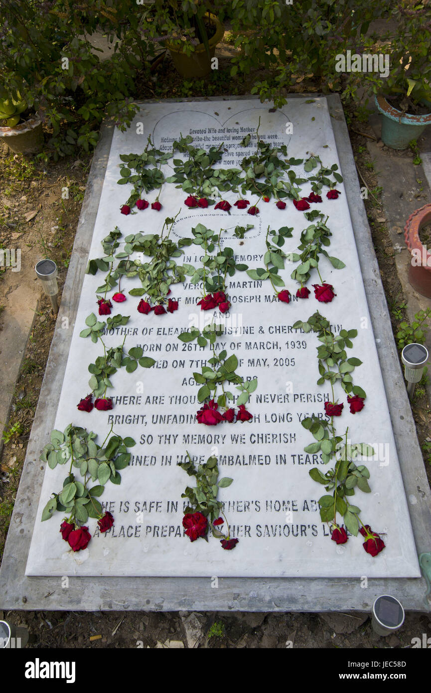 Le lapidi nel giardino della chiesa armena a Dhaka, nel Bangladesh, Asia Foto Stock