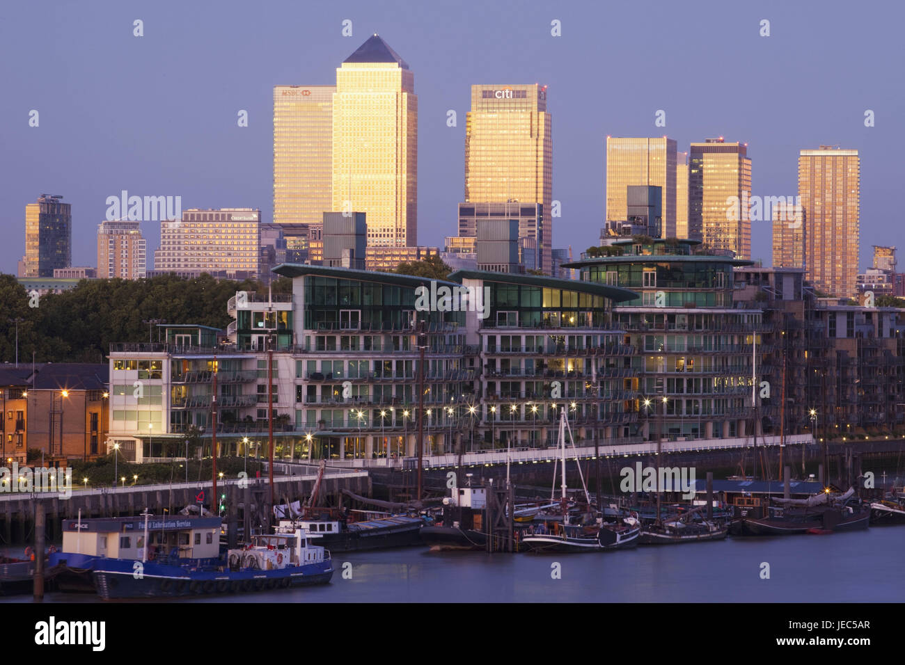 Inghilterra, Londra, dock paese, Canary Wharf, grattacielo e case residenziali, il Tamigi, crepuscolo, città, architettura, costruzione, struttura, case, skyline, la costruzione di uffici, business, centro finanziario, finanziaria quarta, fiume, navi, il traffico navale, pontili, sera, sul fiume Foto Stock
