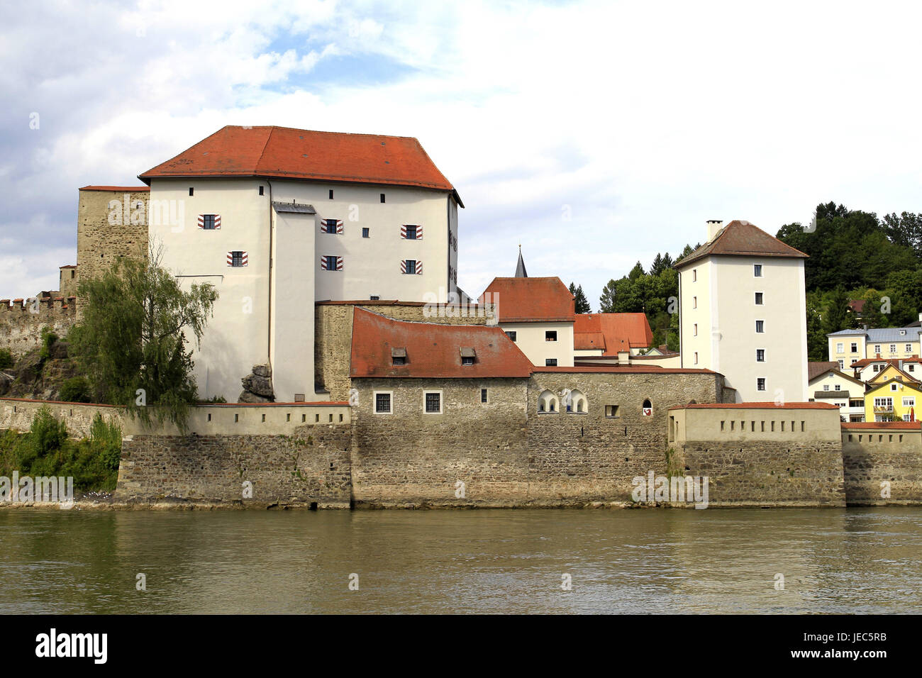 Germania, Bassa Baviera, Passau, low house, esterno, veste, House of Commons, low house, fortezza, Niedernhaus, riva del Danubio, il Danubio, il castello, 3 fiumi Storico, Fiume, vista città, edificio, struttura, architettura, turismo, centro città, estate, Baviera, l'Europa, luogo di interesse, castello, Castello di altezza, città, Foto Stock