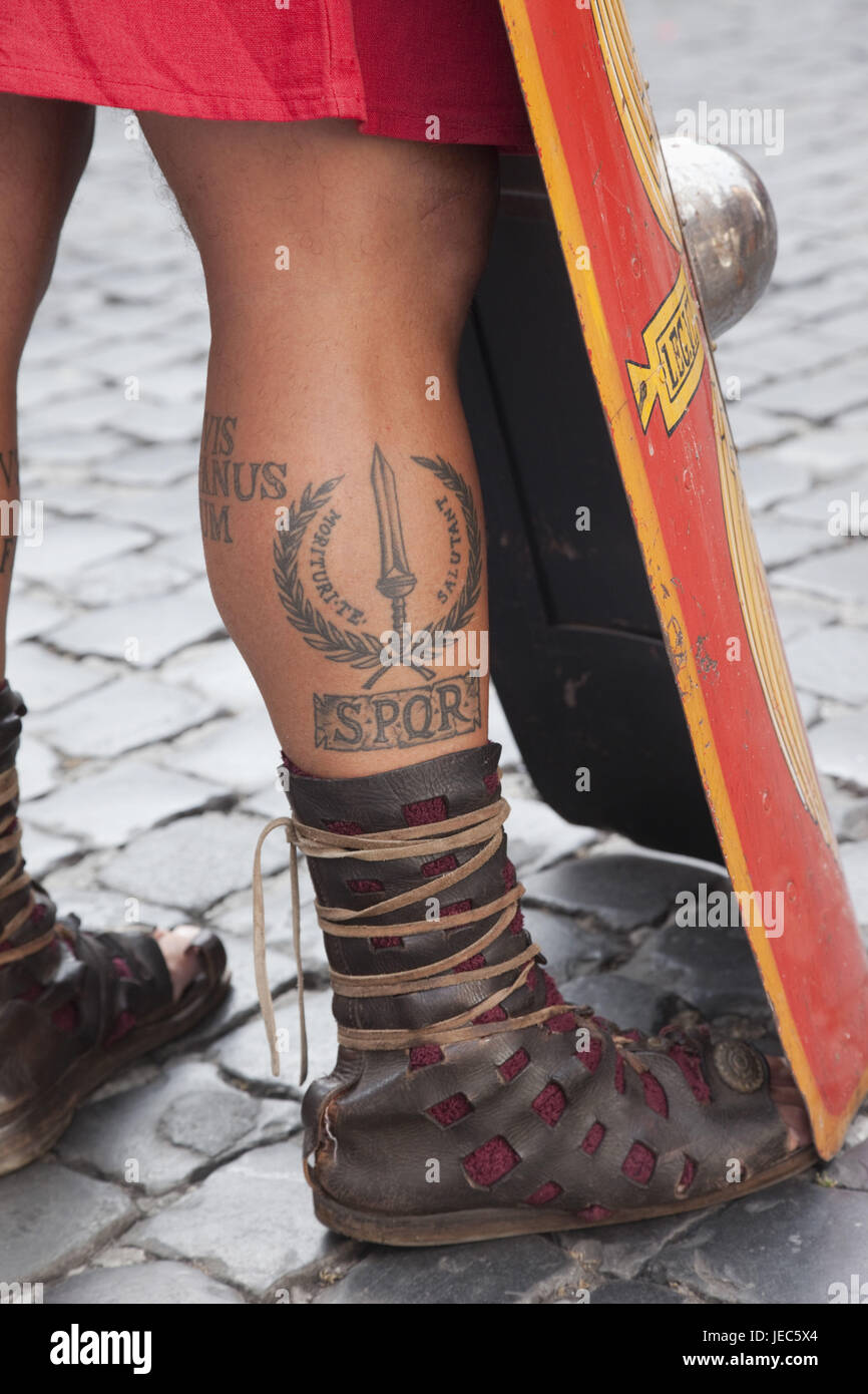 Italia, Roma, uomo in costume di un gladiatore, dettaglio, osso, tatuaggio, Foto Stock