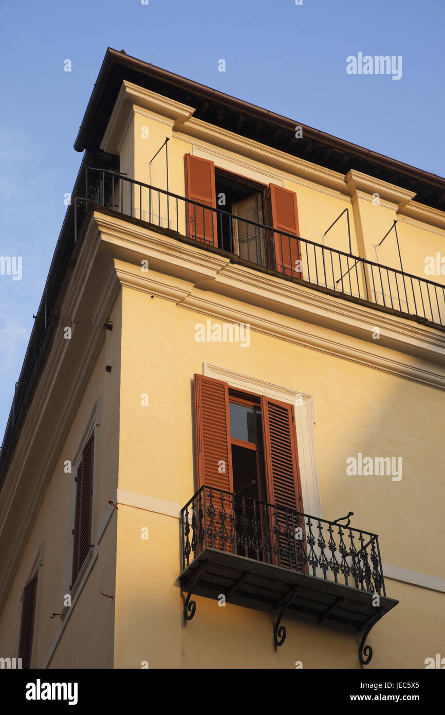 Italia, Roma, casa residenziale, facciata, dettaglio di finestra, balcone, Foto Stock