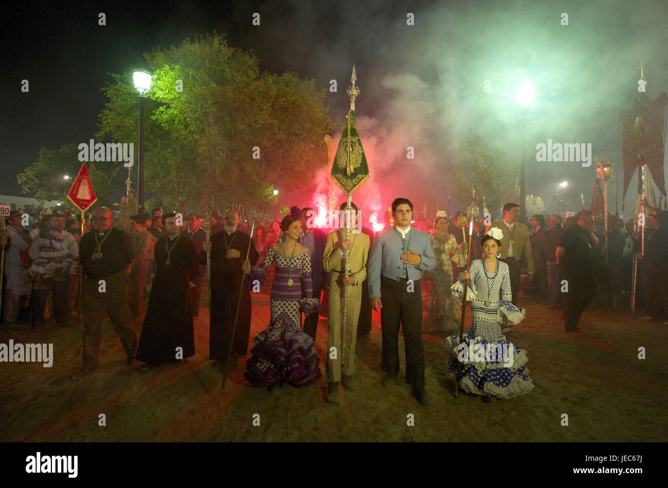 Spagna, Andalusia, El Rocio, Romeria, processione con standard e torce accese di notte, Foto Stock