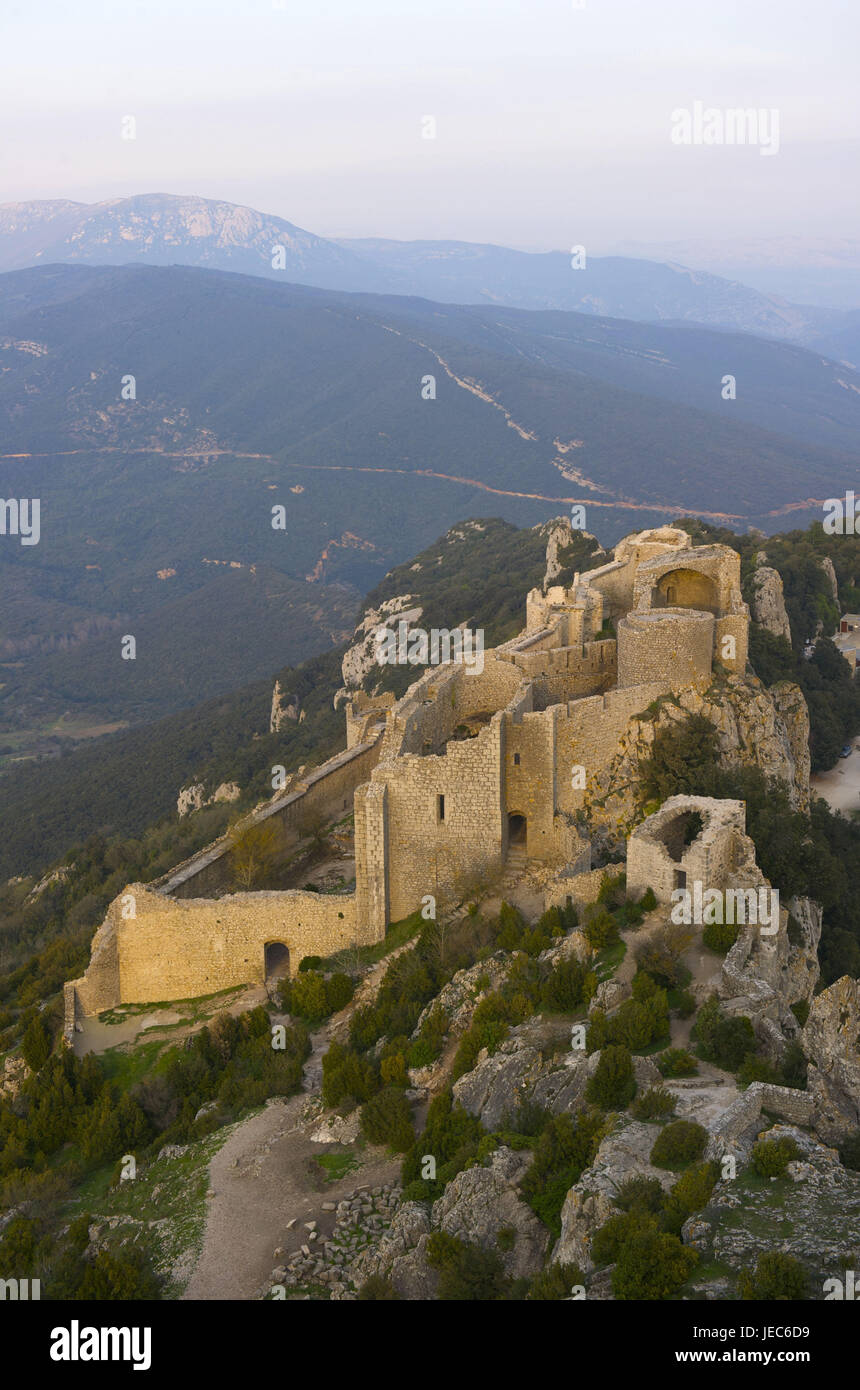 L'Europa, Francia, Aude, vista sul castello Peyrepertuse, Foto Stock