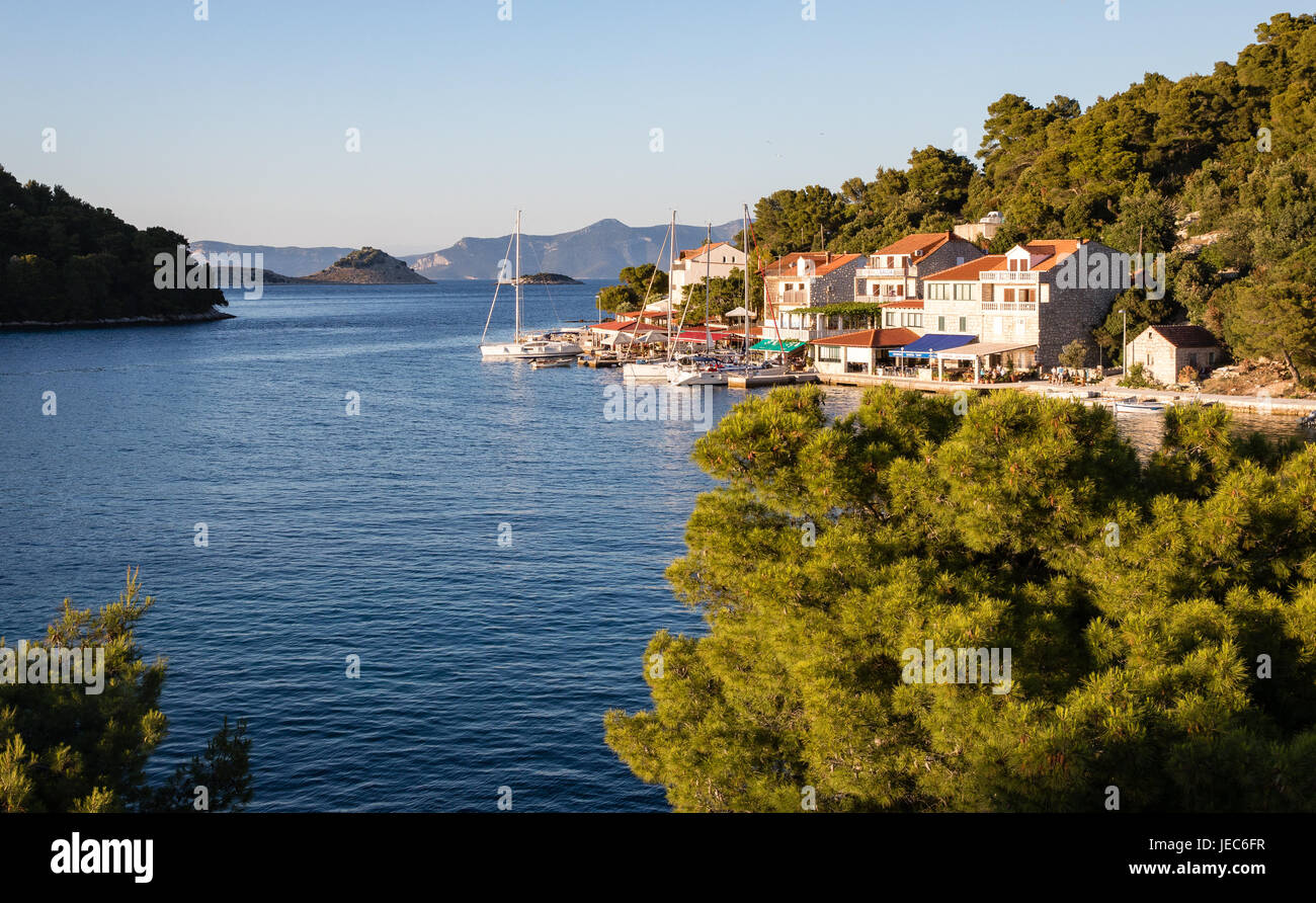 La località di villeggiatura di Pomena sulla costa occidentale dell'isola di Mljet in Croazia Foto Stock