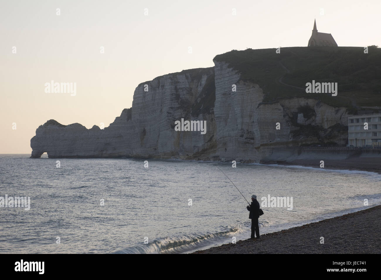 Francia, Normandia, Etretat, costa, spiaggia, pescatore, crepuscolo, Foto Stock