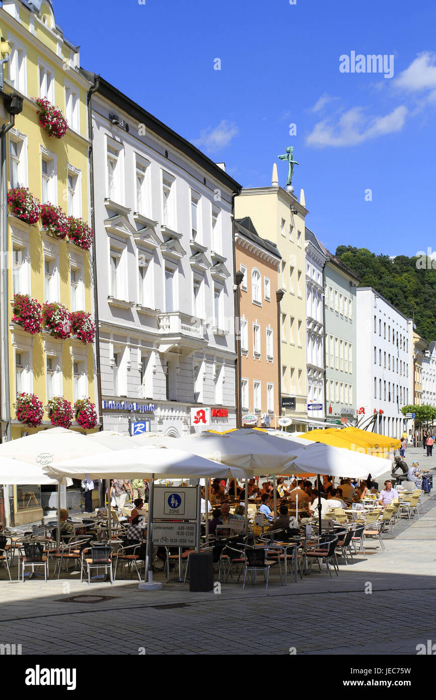 Germania, Bassa Baviera, Passau, Ludwigstrasse, street cafe, passanti, persone, turisti, caffetterie, vista città, ristoranti, edifici, gastronomia, il turismo, centro città, città, estate, luogo di interesse, Europa, Baviera, Germania, ristorante, case, terrazza, 3 fiumi town, Baviera, Foto Stock