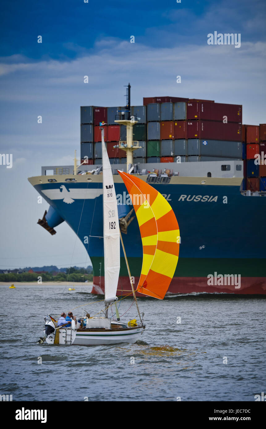 Germania, Amburgo, l'Elba, contenitore di nave, barche a vela Foto Stock