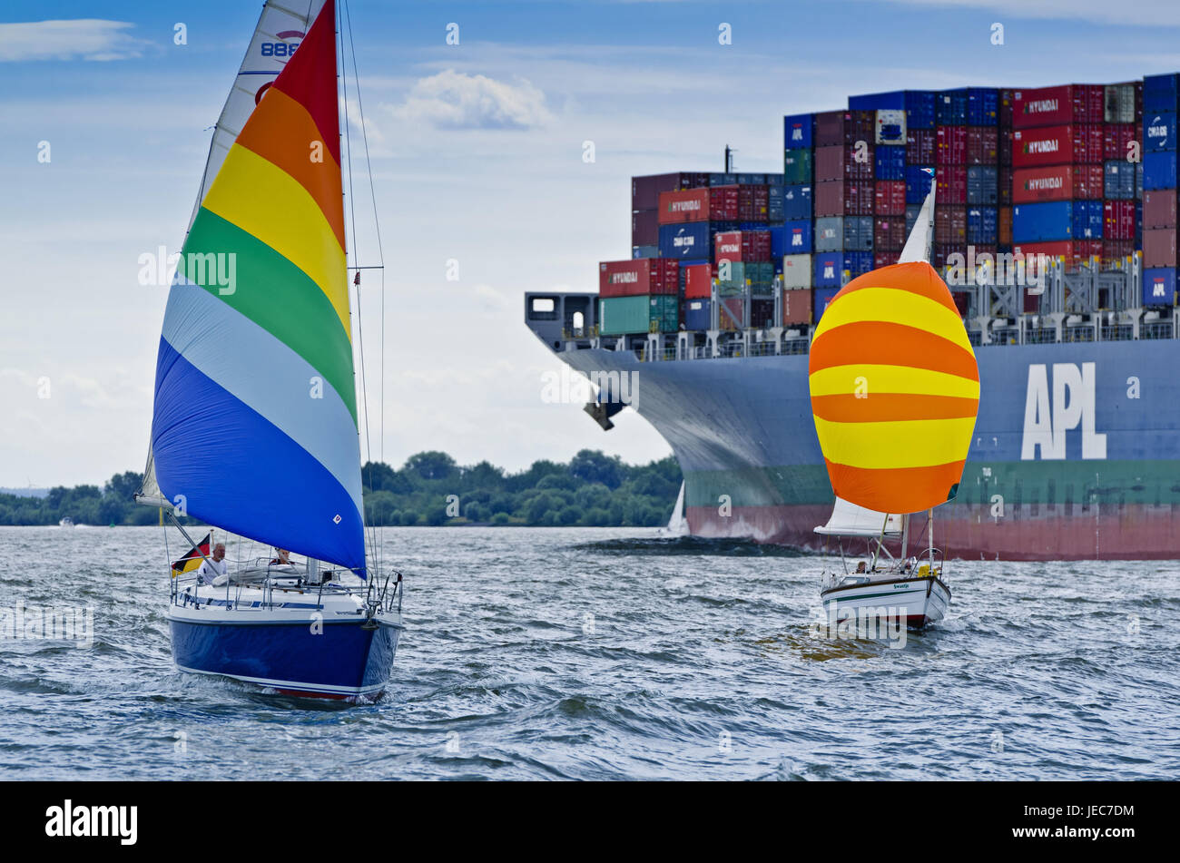 Germania, Amburgo, l'Elba, contenitore di nave, barche a vela Foto Stock