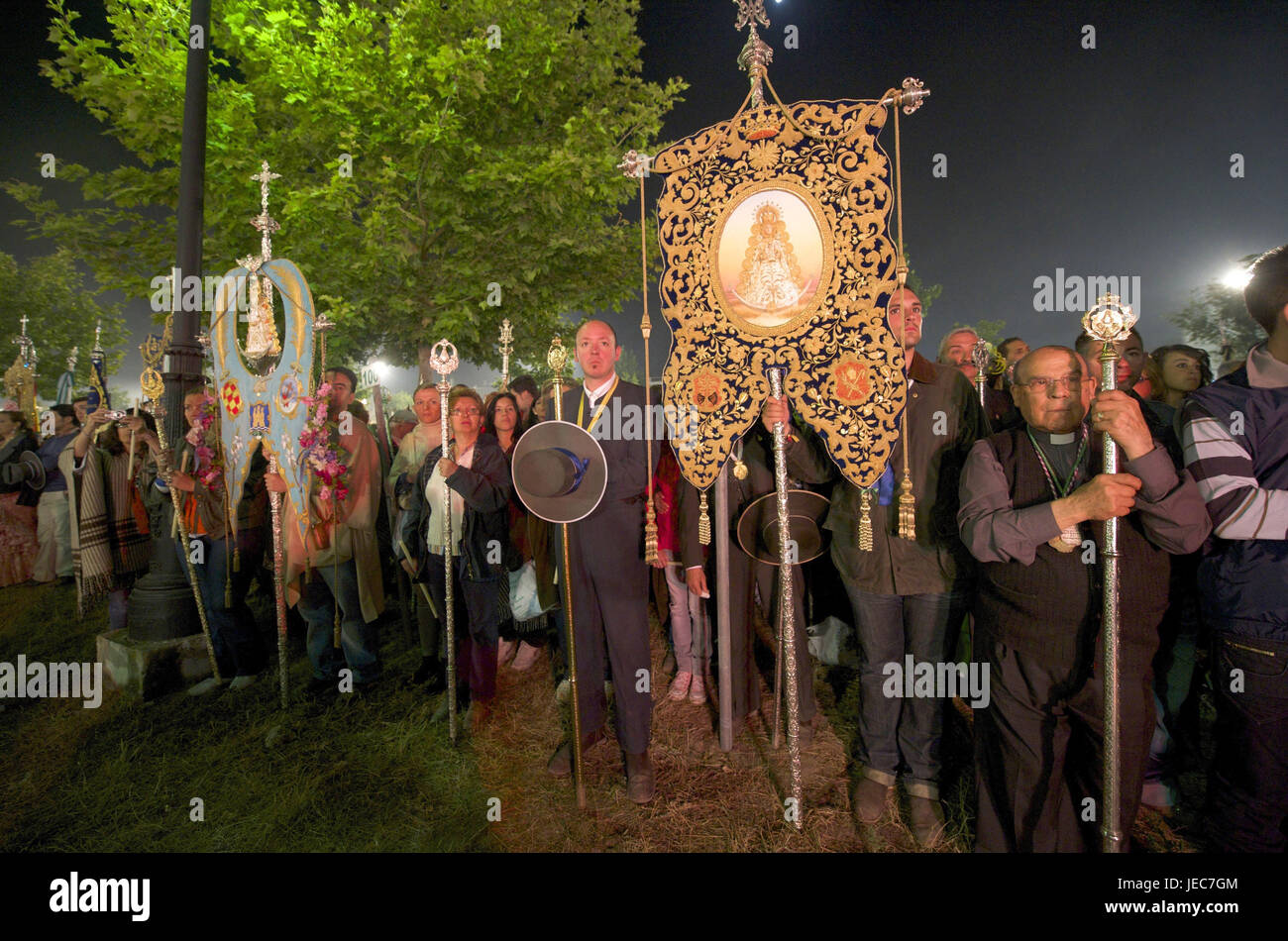 Spagna, Andalusia, El Rocio, Romeria, processione con standard di notte, Foto Stock