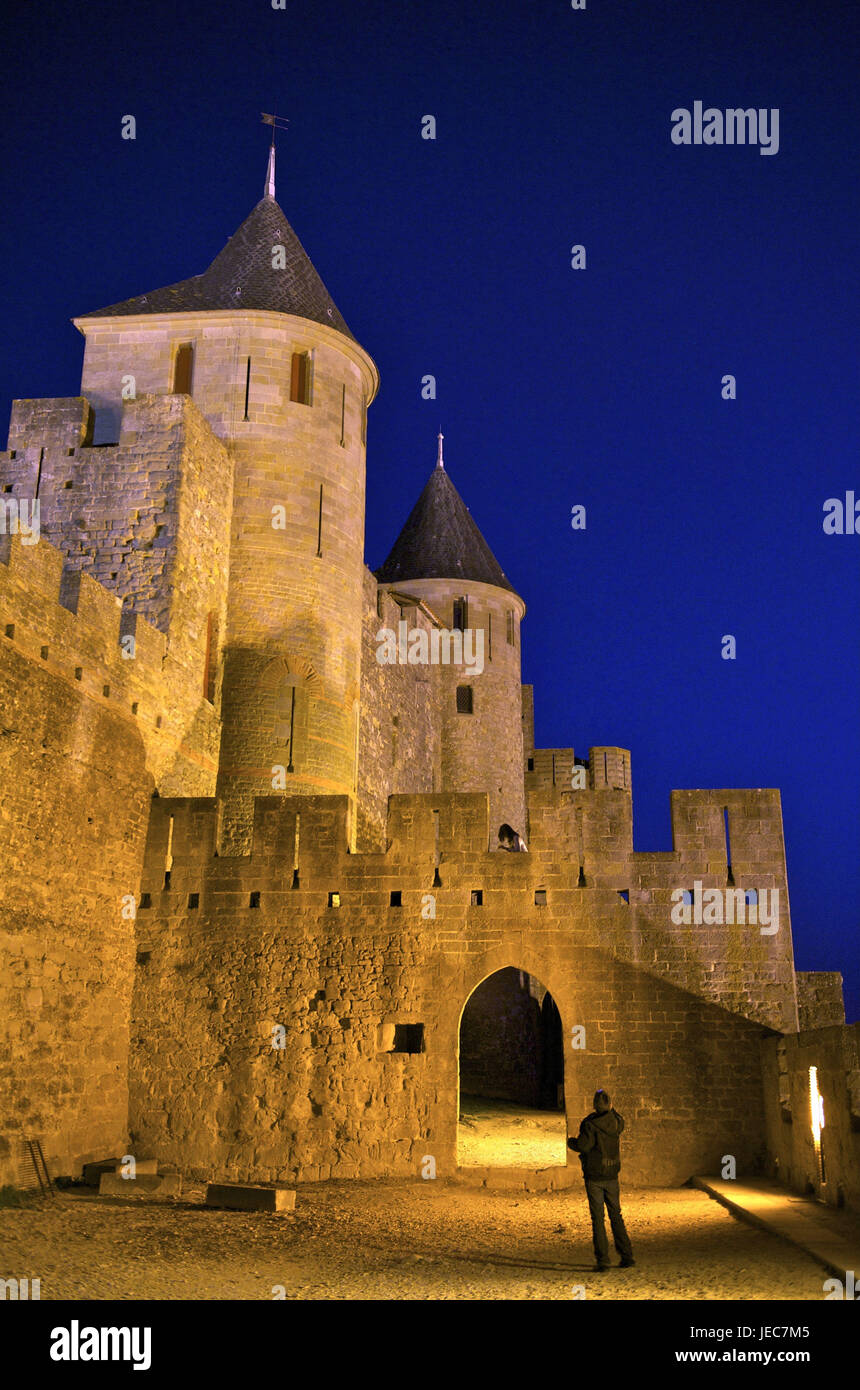 Francia, regione Aude, Carcassonne, fortezza di notte, una persona, Foto Stock