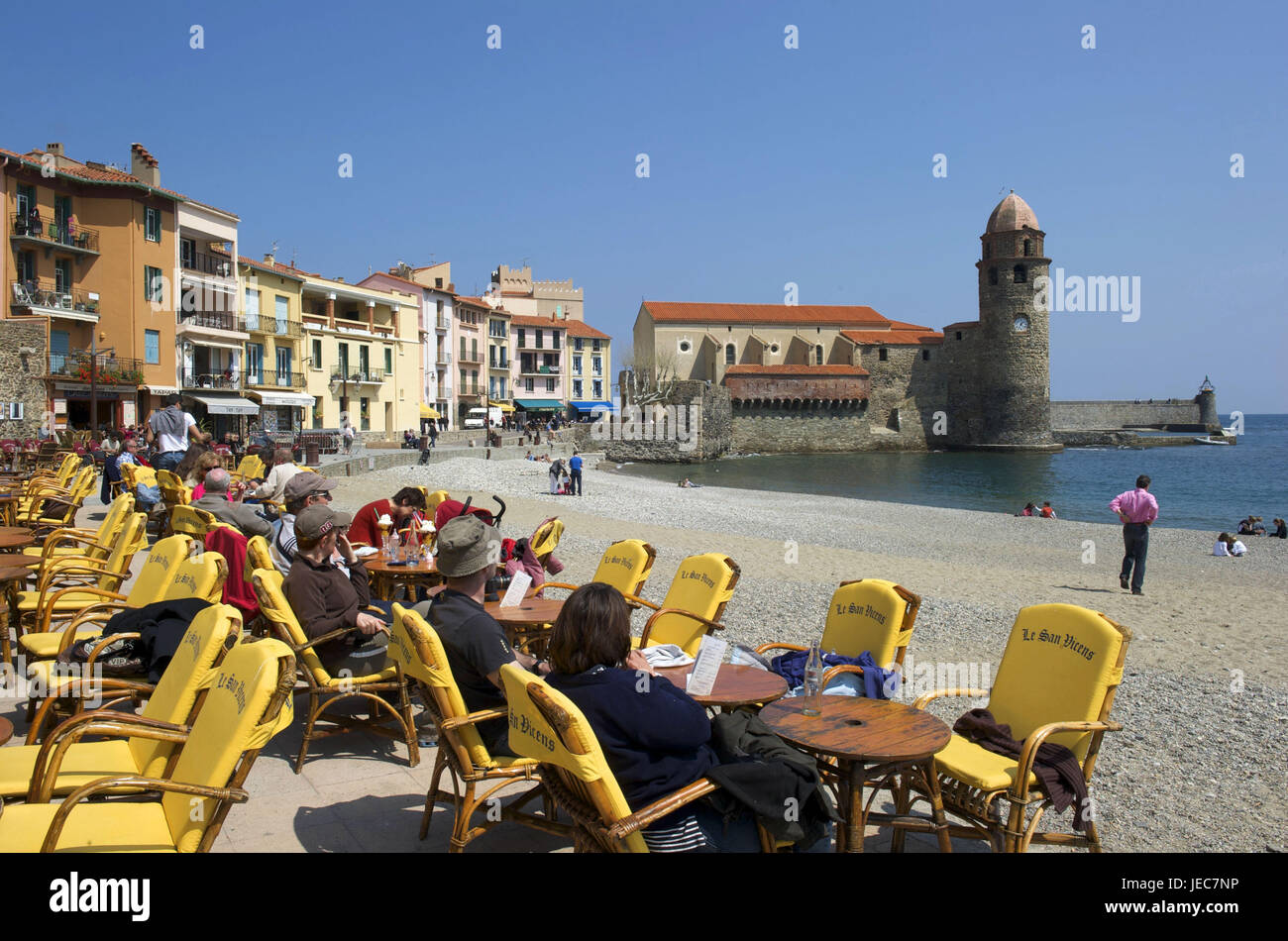 L'Europa, Francia, Collioure, turisti in un bar sulla spiaggia, Foto Stock