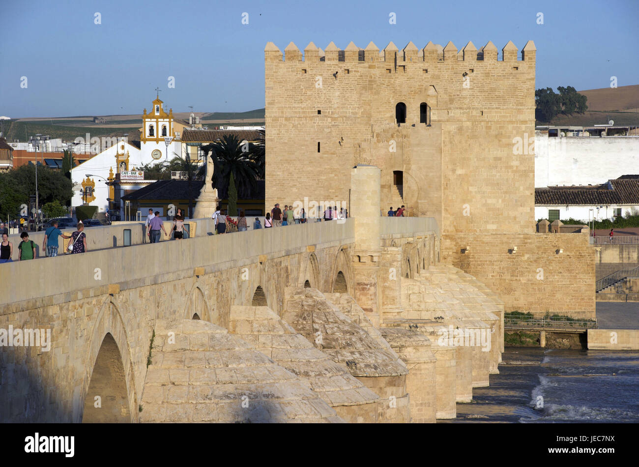 Spagna, Andalusia, Cordoba, ponte romano, torre di Calahorra, persone Foto Stock