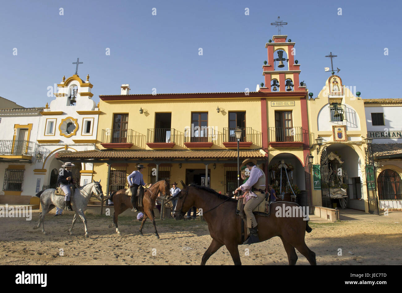 Spagna, Andalusia, El Rocio, Romeria, spurgo, diverse chiese in background, Foto Stock