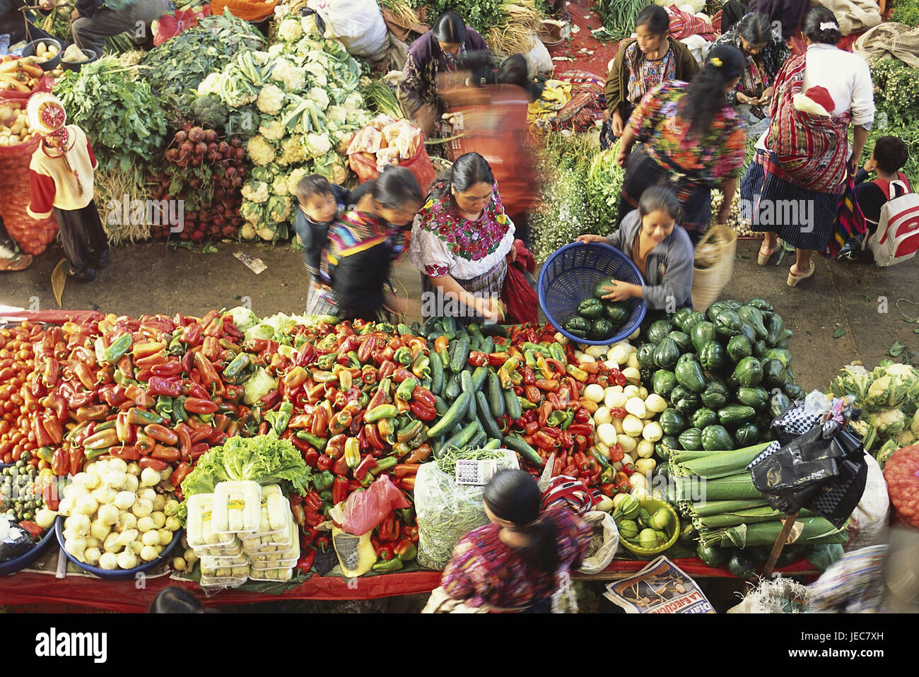 Guatemala, Chichicastenango, mercato, donne, vendite, verdure, dal di sopra, nessun modello di rilascio, America Centrale e America Latina, highland, destinazione, luogo di interesse, persona, Maya, tribù, assistenti di negozio, prodotti alimentari, commercio, motion blur, mercato battendo, Foto Stock