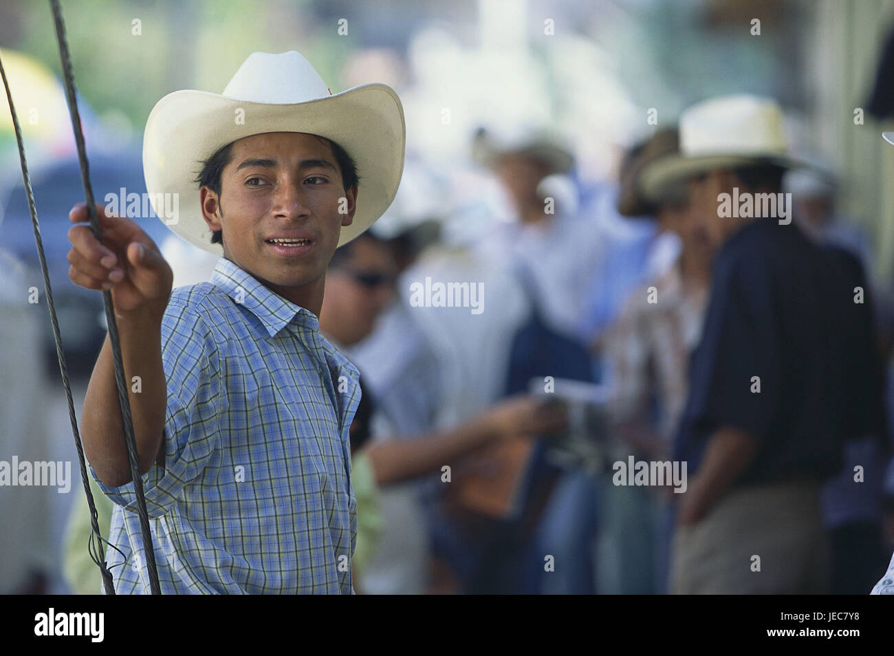 Honduras, Copan, mercato, cowboy, stand, sfocatura, nessun modello di rilascio, America Centrale e America Latina, destinazione, luogo tra uomini, Rancheros, cappelli, stetsons, attendere al di fuori, felicemente, Foto Stock