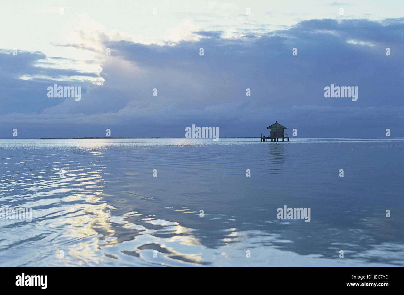 Belize, isola di Caye Caulker, mare, capanna in legno, crepuscolo, America centrale, acqua, Horizon, visualizzare, acciaierie e costruire su palafitte, pesca acciaierie, sky, cloudies, crepuscolo, di riposo e di silenzio, larghezza, distanza Foto Stock