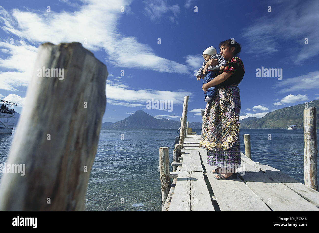 Guatemala, Lago de Atitlan, Panajachel, bridge, donna, Maya, costume nazionale, stand, tenere bambino, a lato, nessun modello di rilascio, America Centrale e America latina, regione delle Highlands, Atitlansee, lago, pontile, persona, locali, vestiti, tradizionalmente, folklore, visualizzare lo scenario, madre, baby, trasportare, sky, nuvole, interi corpi, Foto Stock