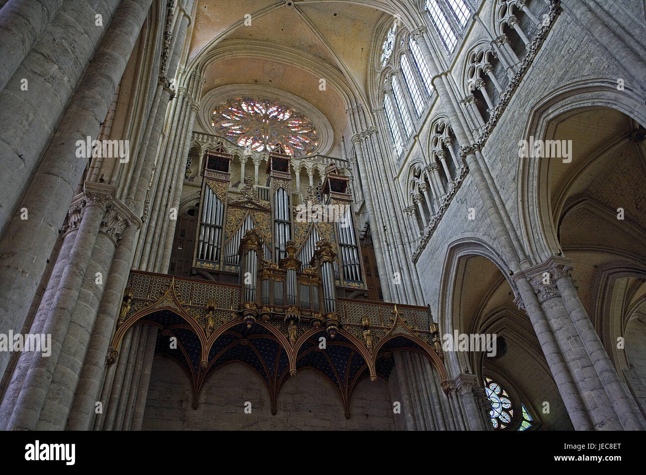 Francia Piccardia, Amiens, Cattedrale Notre Dama, nel 1220-1288, vista interna, organo, dal di sotto, nella Francia settentrionale, basilica, chiesa, struttura, architettura, spike curve, pilastri, organo da chiesa, luogo di interesse storico, UNESCO-patrimonio culturale mondiale, icona, la fede, la religione, il cristianesimo, spiritualità, musica d'organo, la musica di chiesa, Foto Stock