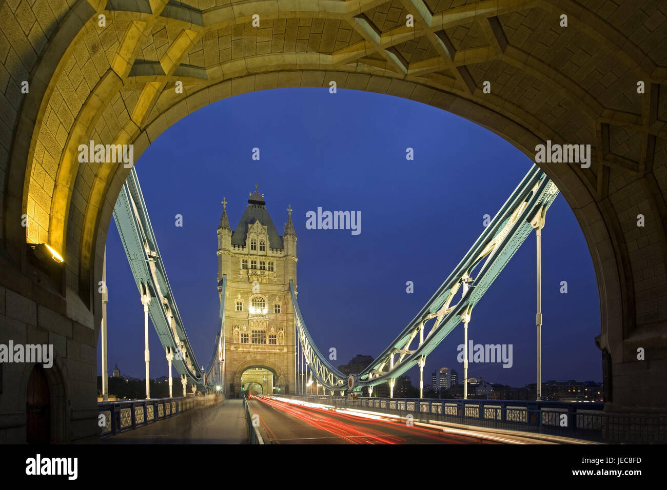 Gran Bretagna, Inghilterra, Londra, il Tamigi e il Tower Bridge, illuminazione, sera, traffico, tracce di luce, capitale, il ponte levatoio, storicamente, nel 1886-94, Vittoriano, la pasticceria stile, struttura, architettura, luogo di interesse storico, street scene di strada, traffico facility, destinazione, turismo, Foto Stock