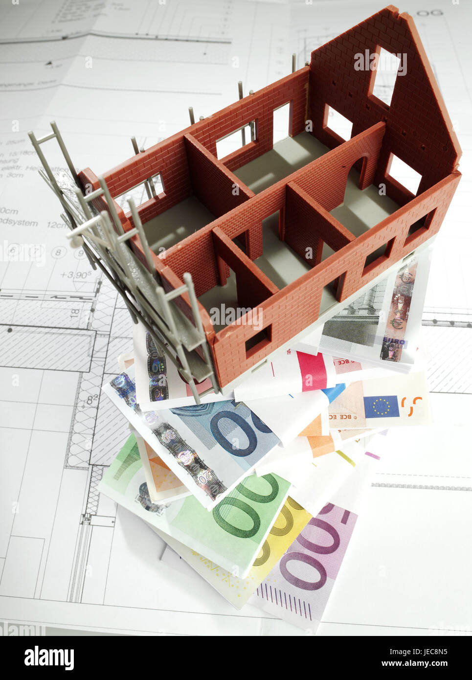 Modello di casa, casa unifamiliare, shell, ponteggi, lotto monetaria, architetto del piano, icona, costruzione, risparmio immobiliare, il possesso, la proprietà propria casa, casa, modello modello di casa, casa residenziale, incompleti, denaro, banconote, tratti monetaria, lotti, impilati, concezione, costo di costruzione, la costruzione di una casa, casa acquisto, pagamento, spese, immobili residenziali, piano finanziario, la costruzione della società accordo di risparmio, economia di costruzione anticipo, Piano e pianificazione, progettazione edile, il finanziamento, la costruzione e il finanziamento degli investimenti, uscite, spese, costruire, shop, rendita di vecchiaia, studio Foto Stock