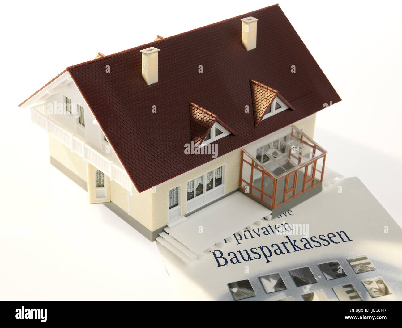 Modello di casa, casa unifamiliare, materiale informativo, building society, icona, costruzione, risparmio immobiliare, il possesso, la proprietà propria casa, casa, modello modello di casa, casa residenziale, brochure, concezione, immobili residenziali, informazioni di pianificazione, consultazione, piano finanziario, la costruzione della società accordo di risparmio, economia di costruzione anticipo, la costruzione di una casa, casa acquisto, finanziamento, finanziamento di costruzione, gli investimenti, la rendita di vecchiaia, studio Foto Stock