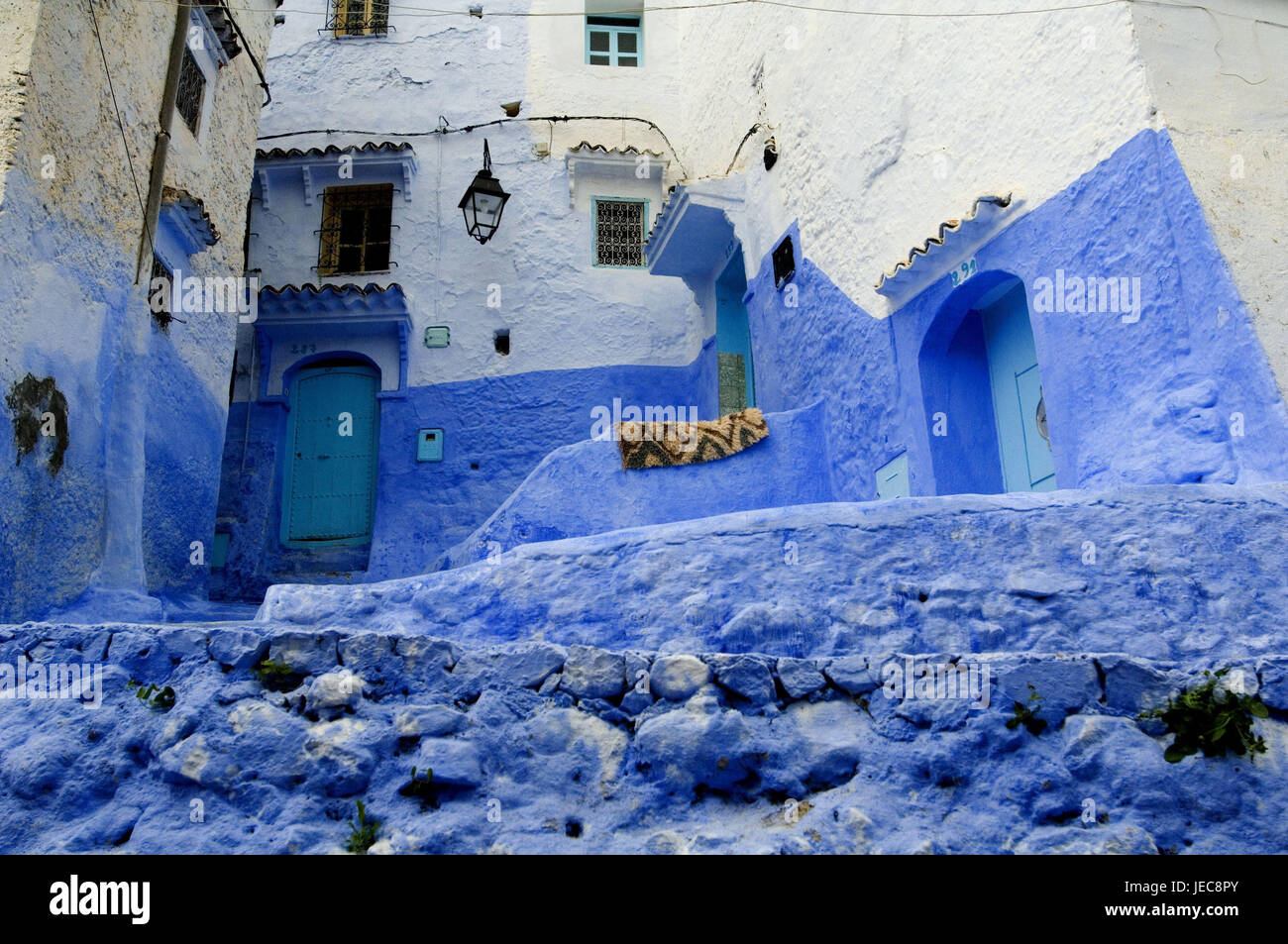 Il Marocco, Chefchaouen, lane, casa di facciata, blu, Africa, case, edifici, casa di mura difensive, mura difensive, facciate, porte, stile architettonico, tradizione, architettura, deserte, luogo di interesse, scale, Foto Stock