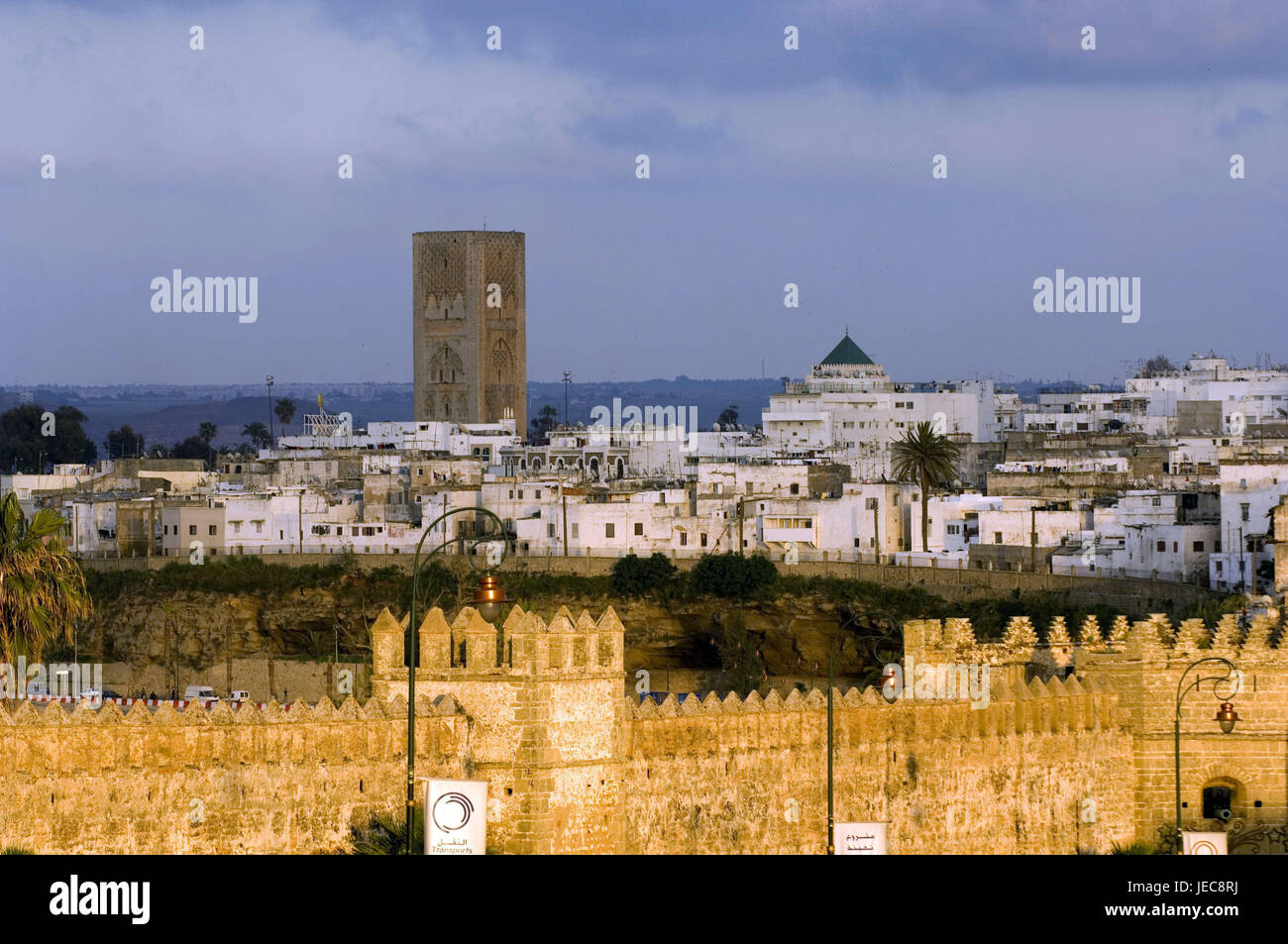 Il Marocco, Rabat, vista città, mura, torre, crepuscolo, Africa, Nord Africa, città, parte della città, Medina, mura difensive, architettura, case, case, crepuscolo, Foto Stock