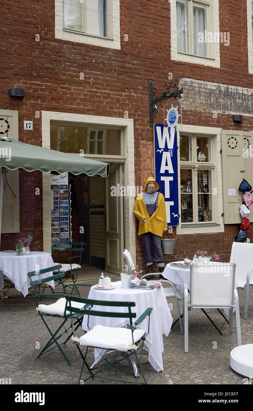 La Germania, il Land Brandeburgo, Potsdam, olandese quarta, cafe, esterno, cartolina postale, rack, la town quarto, bacino quadrato, edificio di mattoni, stile architettonico, mattone, rosso, finestra di input, un negozio di souvenir, cartoline, segno, gastronomia, ristorante, tabelle, coperto e cappucci di tavolo, sedie, nessuno, turismo, Foto Stock