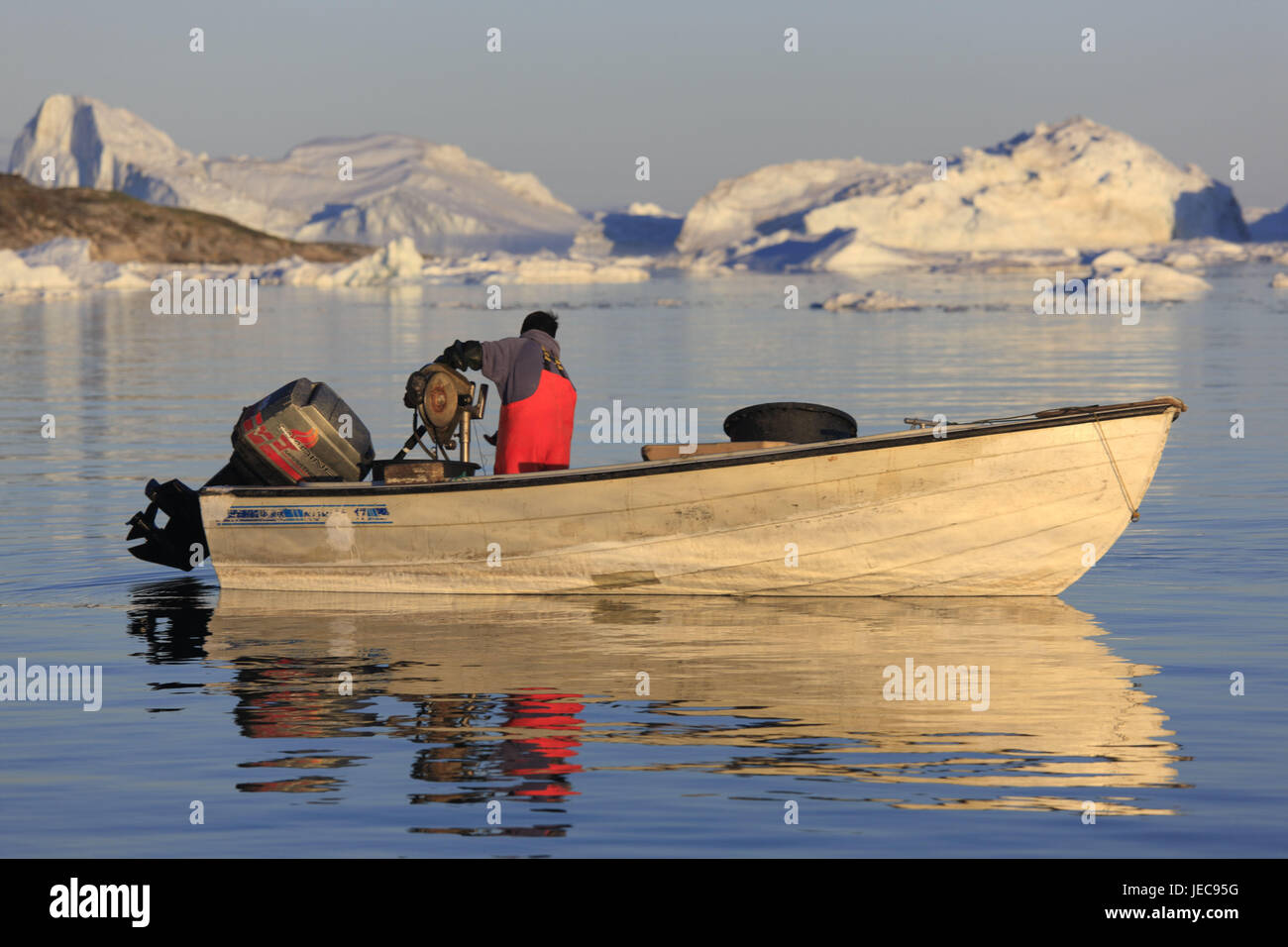 La Groenlandia, Discoteca Bay, Ilulissat, Fjord, iceberg, la pesca in barca, uomo, vista posteriore, nessun modello di rilascio, la Groenlandia occidentale, all'esterno, l'acqua, il Mare Artico, ghiaccio, ghiaccio di moto, cambiamenti climatici, ghiacciaio, gelato, fiordo di Ilulissat Tourist Nature-gelato fiordo, patrimonio mondiale dell'UNESCO, la natura, la persona, locale, Fischer, pesca sportiva, pesca, boot, Foto Stock