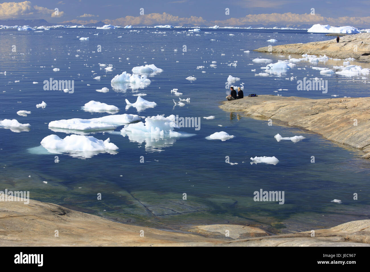 La Groenlandia, Discoteca Bay, Ilulissat, Fjord, iceberg, floes, costa, rock, turistiche, nessun modello di rilascio, la Groenlandia occidentale, ghiaccio, ghiacciaio, l'Artico, estate, la deriva di ghiaccio del ghiacciaio di terminazione anormale, natura, cambiamenti climatici, bile costa, persona, turismo, visualizzare larghezza, distanza Foto Stock