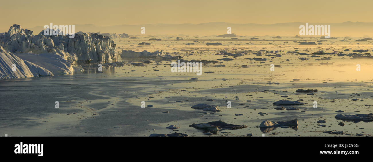 La Groenlandia, Discoteca Bay, Ilulissat, gelato fjord, Iceberg, Ice drift, luce della sera, Groenlandia occidentale, destinazione, luogo di interesse, natura, ghiaccio freddo, ghiacciaio, ghiacciaio, il ghiacciaio terminazione anomala, l'Artico, cambiamenti climatici, esterno, deserte, mare, acqua, panorama, scarpata, mirroring, superficie di acqua, floes, fiordo, Ilulissat Tourist Nature-gelato fiordo, patrimonio mondiale dell UNESCO, regolazione del colore, Foto Stock