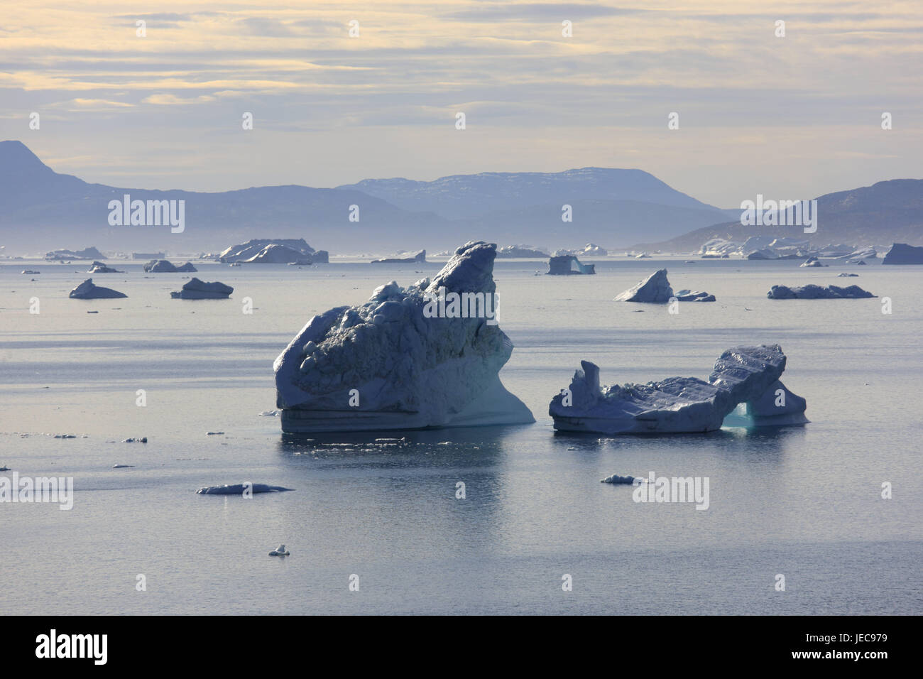 La Groenlandia, Uummannaq, Fjord, iceberg, nel nord della Groenlandia, destinazione, scenario, sul mare Artico, ghiaccio, ghiacciaio, float, paesaggi costieri, visualizzare larghezza, distanza, montagne, cloudies, opaco, drift, ghiaccio freddo, cambiamenti climatici, Foto Stock