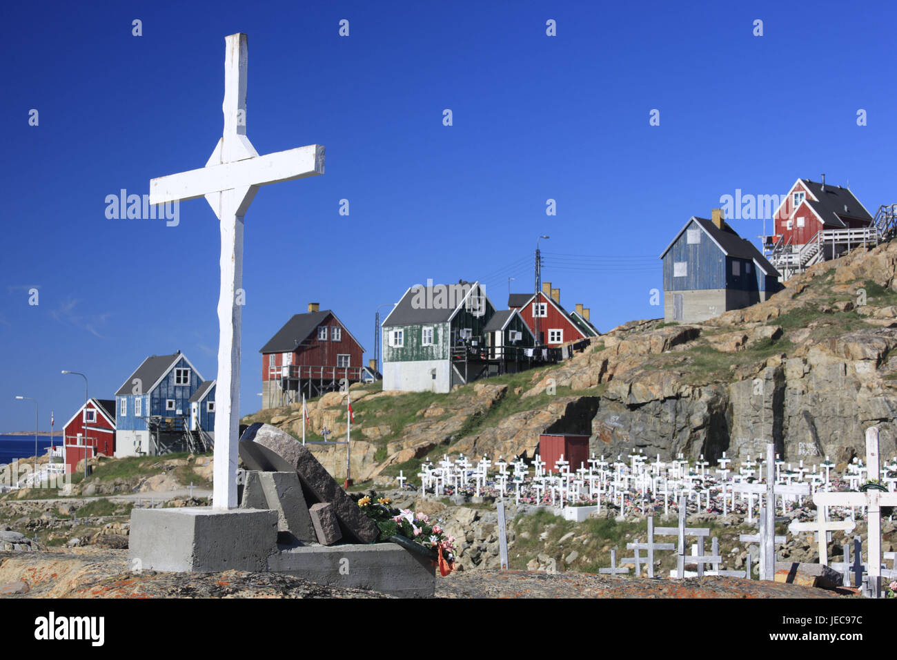 La Groenlandia, Upernavik, case residenziali, cimitero, croci, nel  nord-ovest della Groenlandia, costa, città, l'Artico, case, case in legno,  architettura, costruzione in legno modo, tipicamente per paese, deserte, la  fede, la religione, il