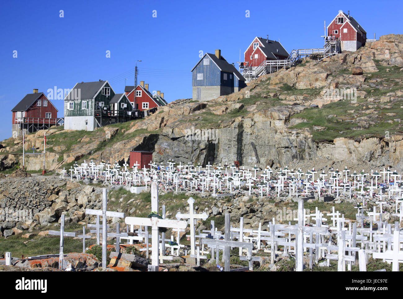 La Groenlandia, Upernavik, case, bile costa, cimitero, nel nord-ovest della Groenlandia, costa, paesaggi costieri, tombe, croci, la fede, la religione, il cristianesimo, morte, speranza, il dolore, deserte, rocce, case in legno, case residenziali, Foto Stock