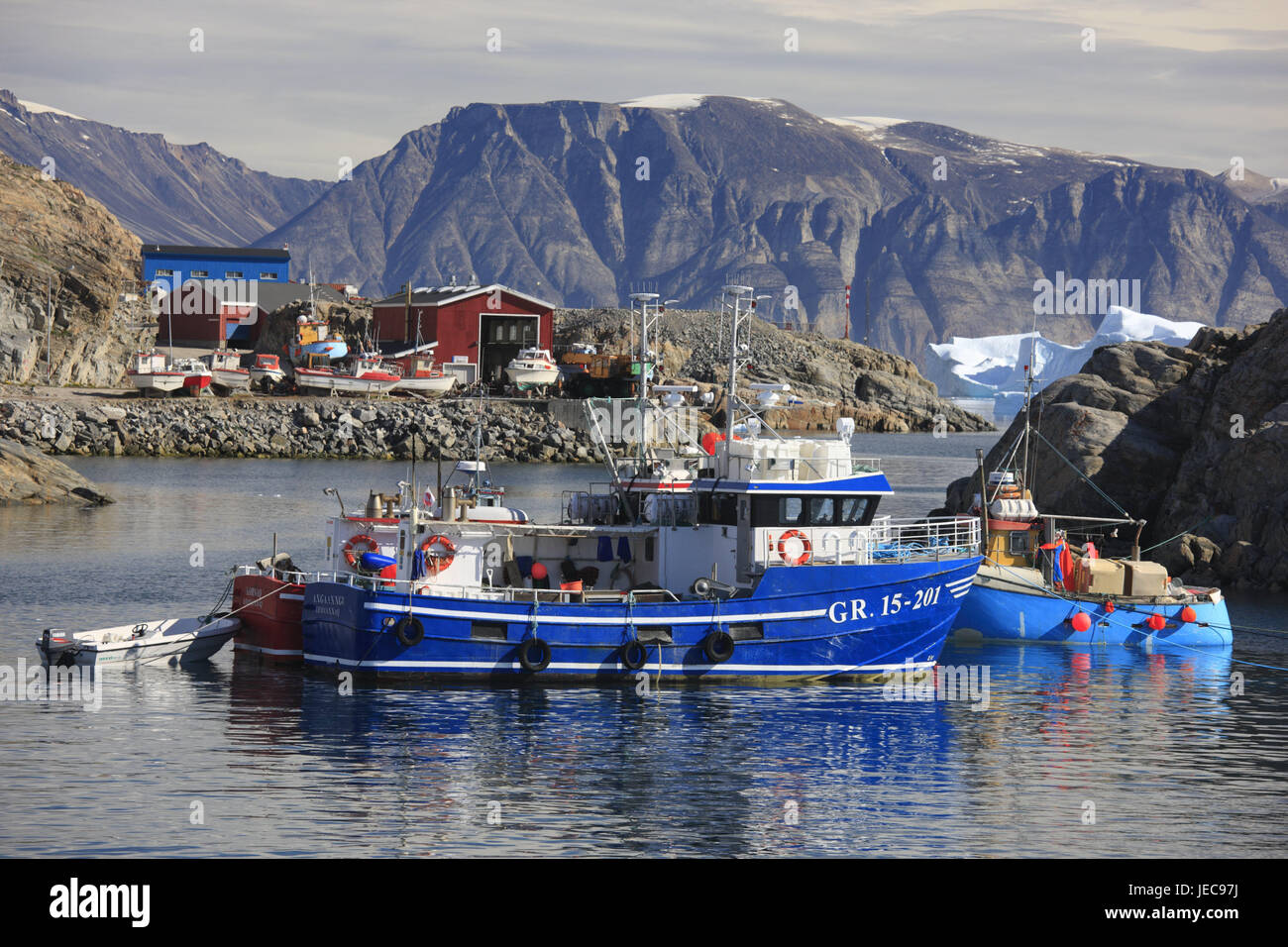 La Groenlandia, Uummannaq, fiordo, case di legno, porto, barche da pesca, nel nord della Groenlandia, destinazione, sul mare Artico, iceberg, montagna, ghiacciaio, case, case di pesca, costa, fuori, deserte, liquidazione, barche, pesca pescherecci da traino, pesca, pesca sportiva, Foto Stock