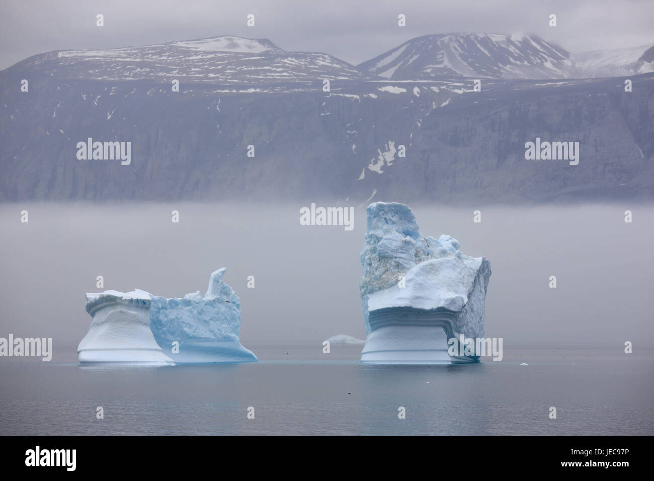 La Groenlandia, Uummannaq, costa, Fjord, iceberg, nebbia, nel nord della Groenlandia, destinazione, sul mare Artico, montagne, il ghiacciaio di gelati, fuori, e sharp, acqua, deserte, rocce, chiusura anomala, il ghiacciaio terminazione anomala, la deriva di ghiaccio freddo, riscaldamento climatico, Foto Stock
