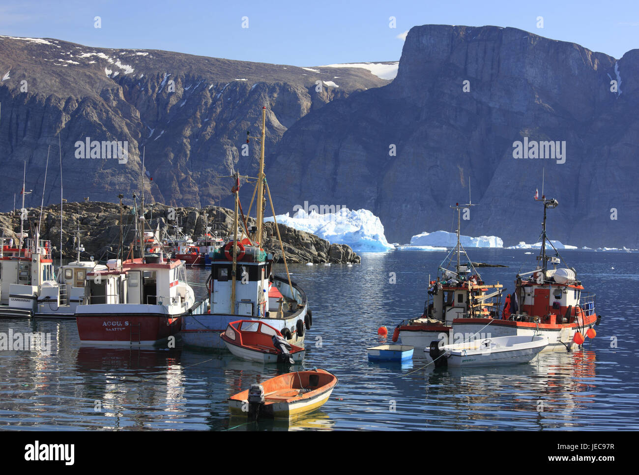 La Groenlandia, Uummannaq, porto, barche da pesca, Fjord, iceberg, nel nord della Groenlandia, destinazione, sul mare Artico, montagne, ghiacciaio gelati, costa, esterno, deserte, e sharp, acqua, barche, porto di pesca, pesca, pesca taglierina, Foto Stock