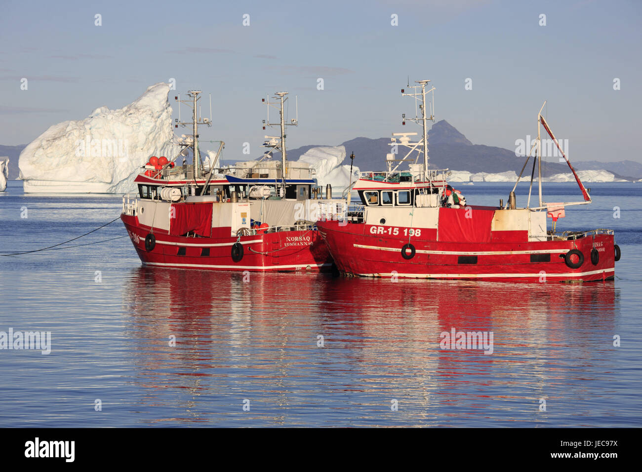 La Groenlandia, Uummannaq, barche da pesca, Fjord, iceberg, nel nord della Groenlandia, destinazione, sul mare Artico, montagne, ghiacciaio gelati, costa, esterno, e sharp, acqua, barche, pesca, pesca cutter, drift ice, pesca, rosso Foto Stock