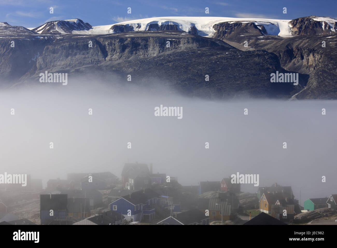 La Groenlandia, Uummannaq, paesaggi costieri, case residenziali, nebbia, nel nord della Groenlandia, destinazione, l'Artico, montagne, e sharp, neve deserte, nebuloso mare, misticamente, rocce, rocciosa, scarse, case, case, ghiacciai, Foto Stock