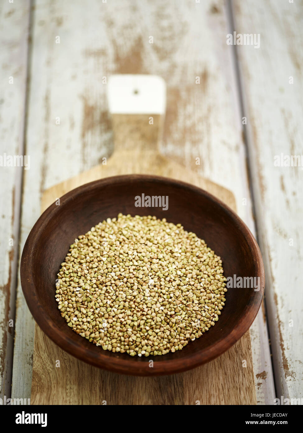 Semi di grano saraceno in ciotola di legno Foto Stock