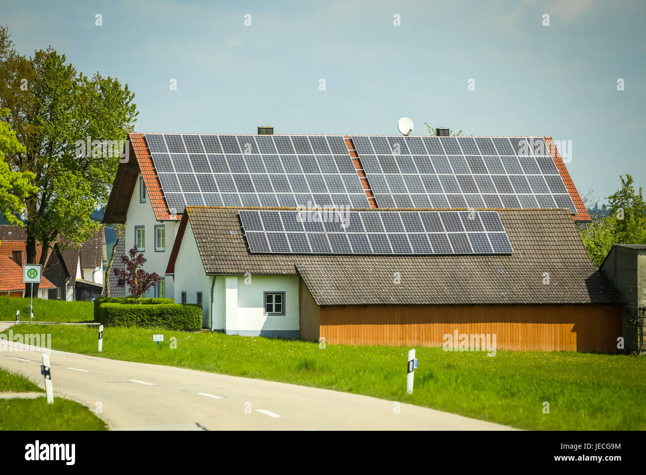 NANDLSTADT, Germania - 10.05.2017 : Un villaggio road passando accanto ad una casa con installato pannelli solari sul tetto in Nandlstadt, Germania. Foto Stock